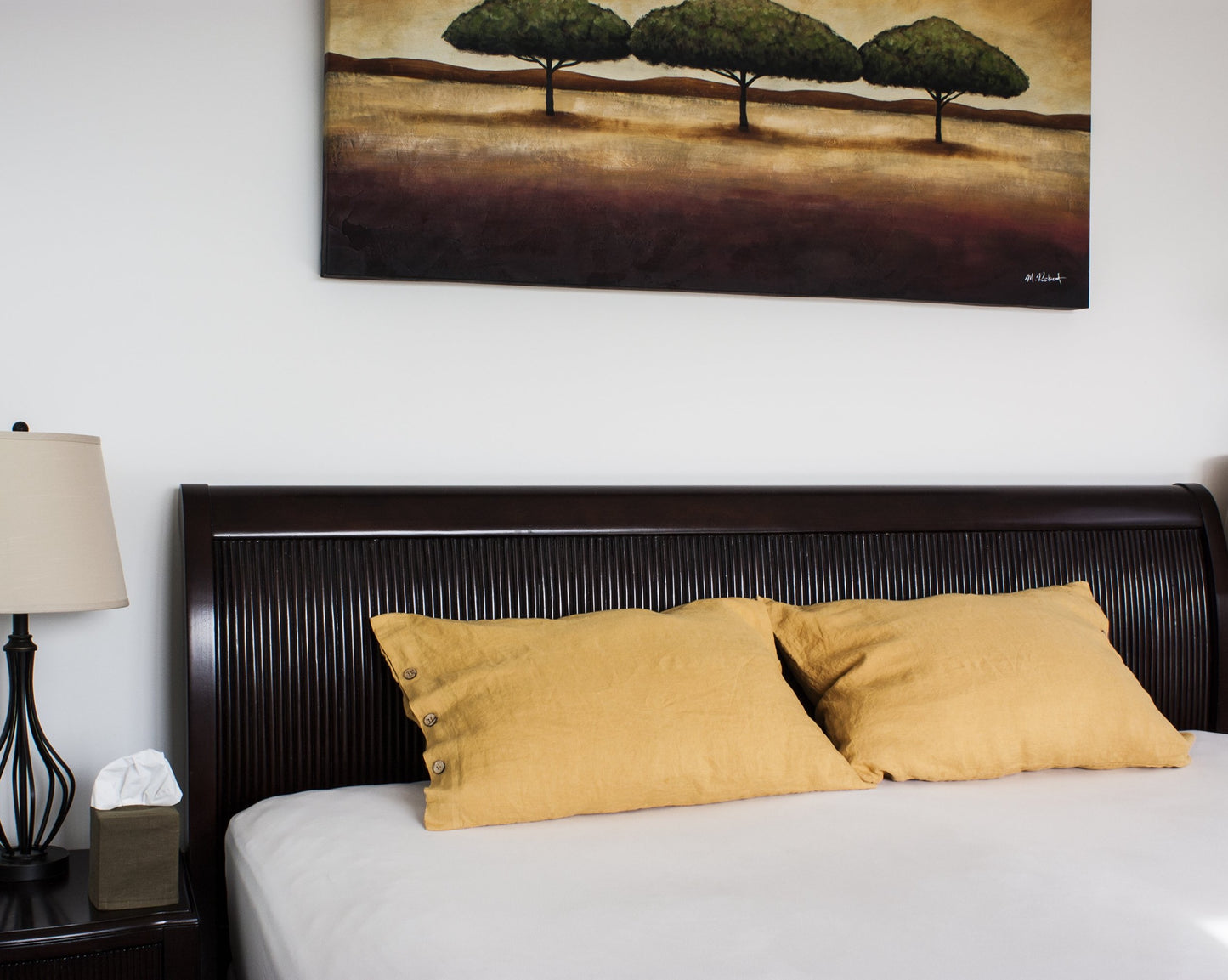 Linen Pillowcase with Coconut Button Closure (Stand.-King)