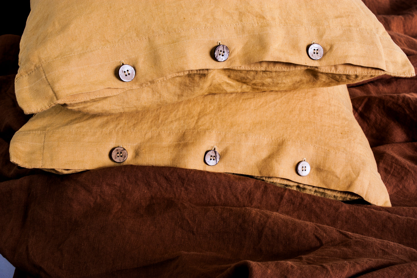 Linen Pillowcase with Coconut Button Closure (Stand.-King)