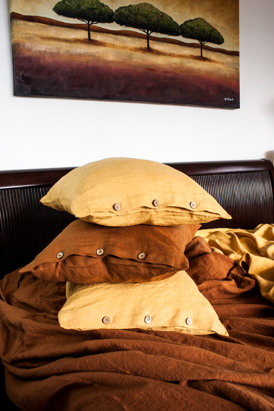 Linen Pillowcase with Coconut Button Closure (Stand.-King)